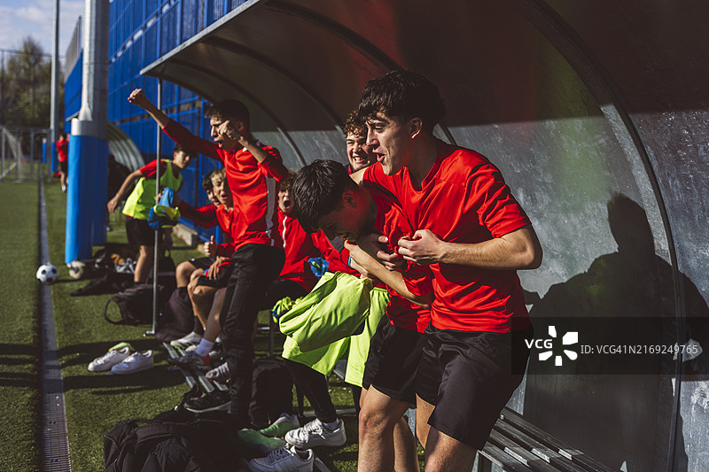 在阳光明媚的日子里欢呼雀跃的足球运动员图片素材