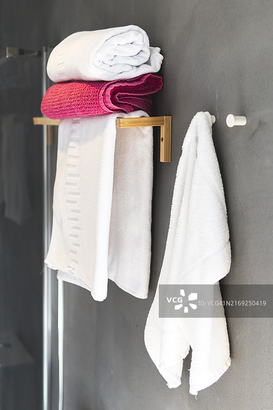 浴室挂在架子上的浴巾图片素材