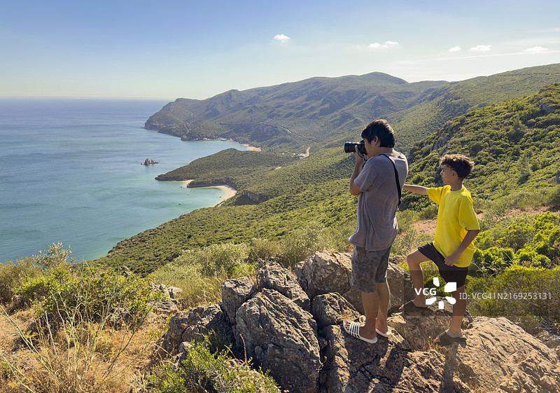 游客欣赏阿拉比达山的美景图片素材