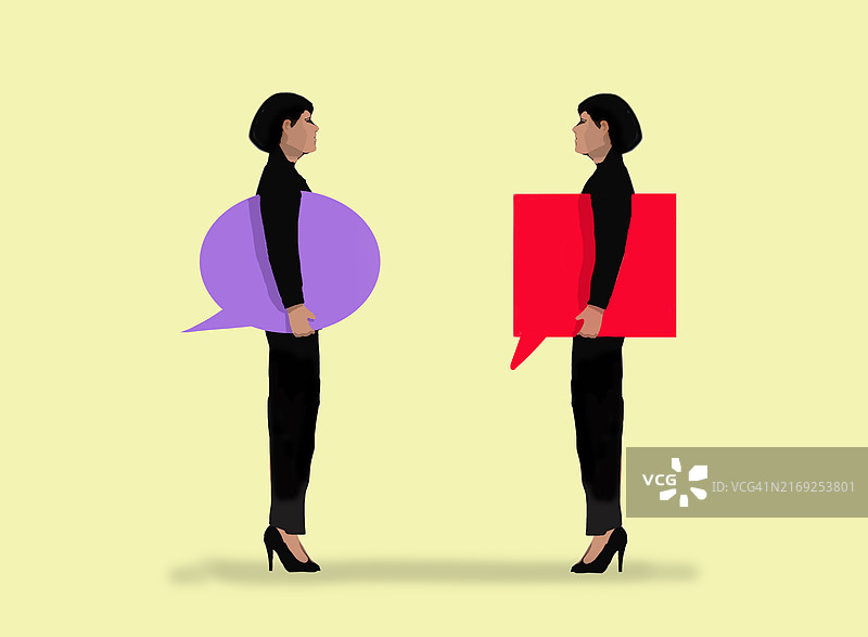 女商人面对面拿着对话气泡，背景为黄色图片素材