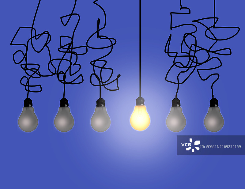 蓝色背景下暗淡灯泡中的发光灯泡图片素材
