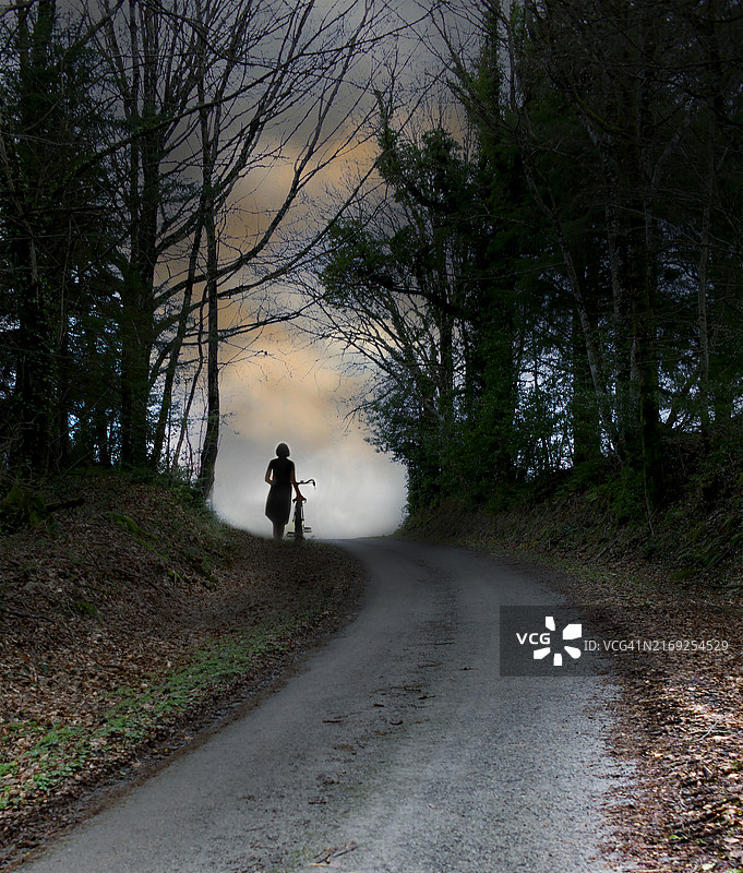 女性在乡间小路上骑自行车插画图片素材