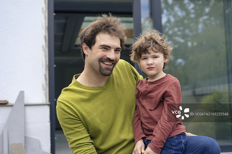 快乐的父亲和儿子在后院图片素材