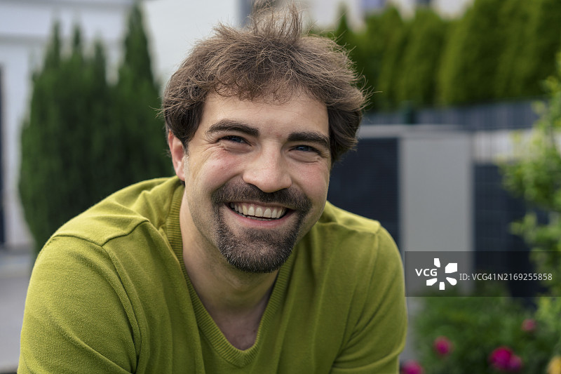 在后院的快乐山羊胡男人图片素材