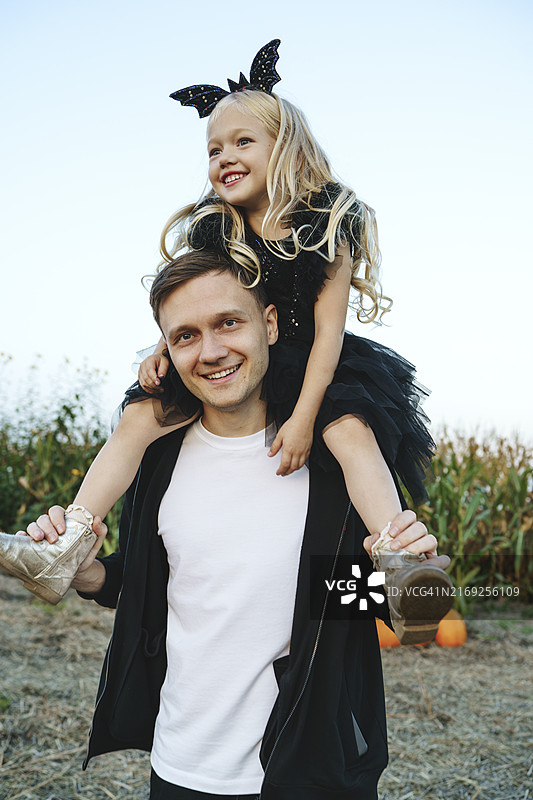 农田里父亲肩上扛着女儿图片素材