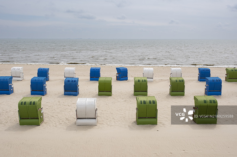 德国石勒苏益格-荷尔斯泰因州维克沙滩上的带篷沙滩椅图片素材