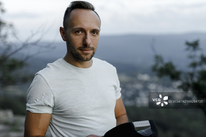 身穿白色T恤的男子在山间图片素材