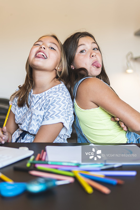 朋友们在家中调皮地吐舌头图片素材