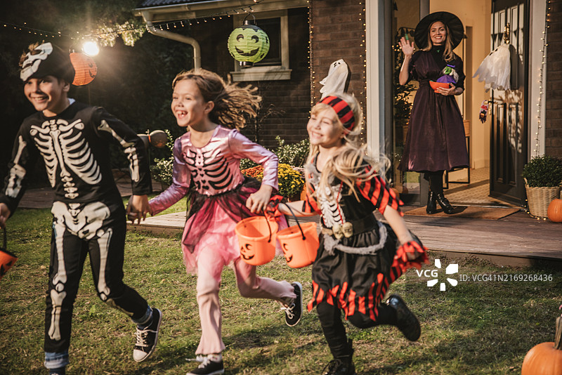 在家举办万圣节派对图片素材