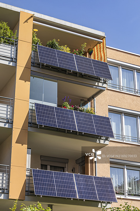 德国巴登-符腾堡州奥斯特菲尔登公寓阳台上的太阳能电池板图片素材