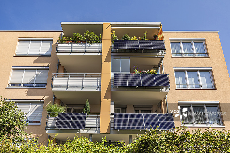 德国巴登-符腾堡州奥斯特菲尔登公寓阳台上的太阳能电池板图片素材