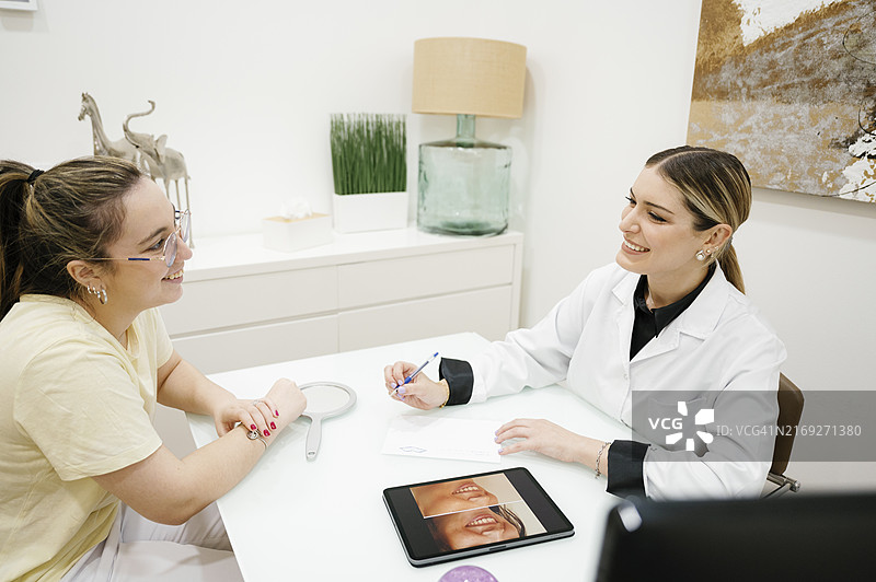 病人和美容师在诊所讨论美容治疗图片素材