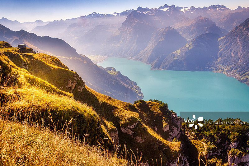 从瑞士格拉鲁斯州弗龙阿尔普施托克山顶观看高山湖泊图片素材