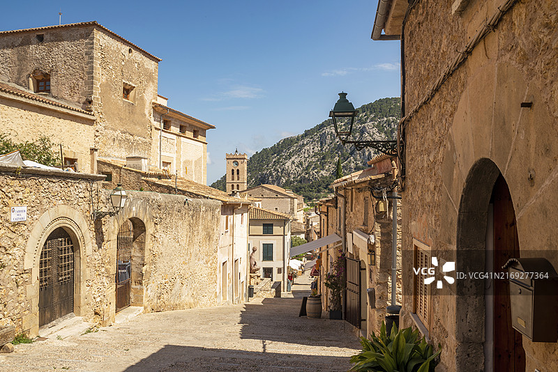 西班牙马略卡岛波连萨老城空旷街道上的传统石头建筑图片素材