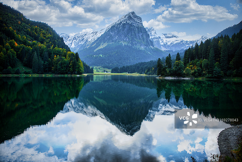 瑞士格拉鲁斯州奥伯湖的群山倒影图片素材