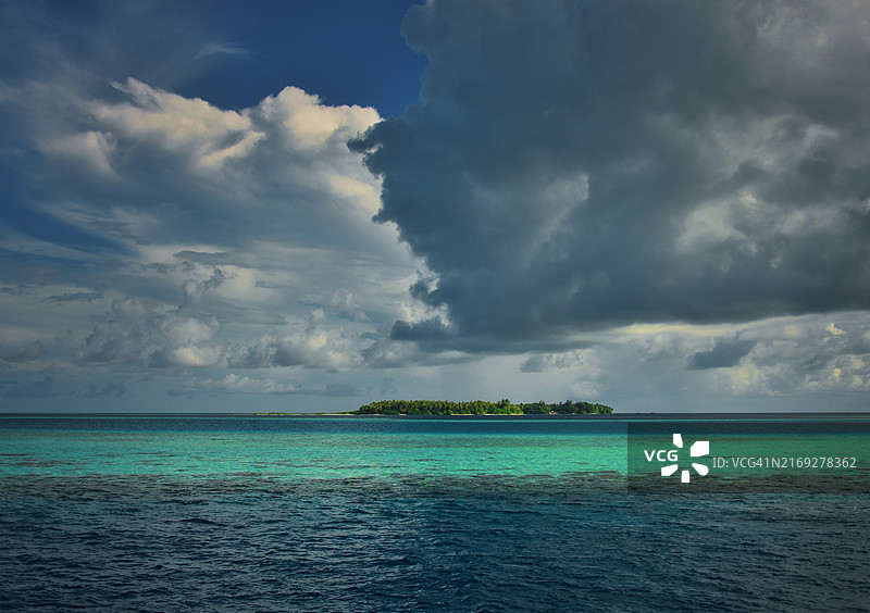 马尔代夫印度洋菲哈后岛上空的暴风云图片素材