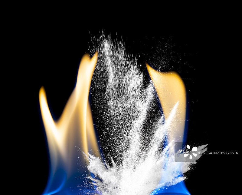 黑色背景上的爆炸和移动火焰图片素材
