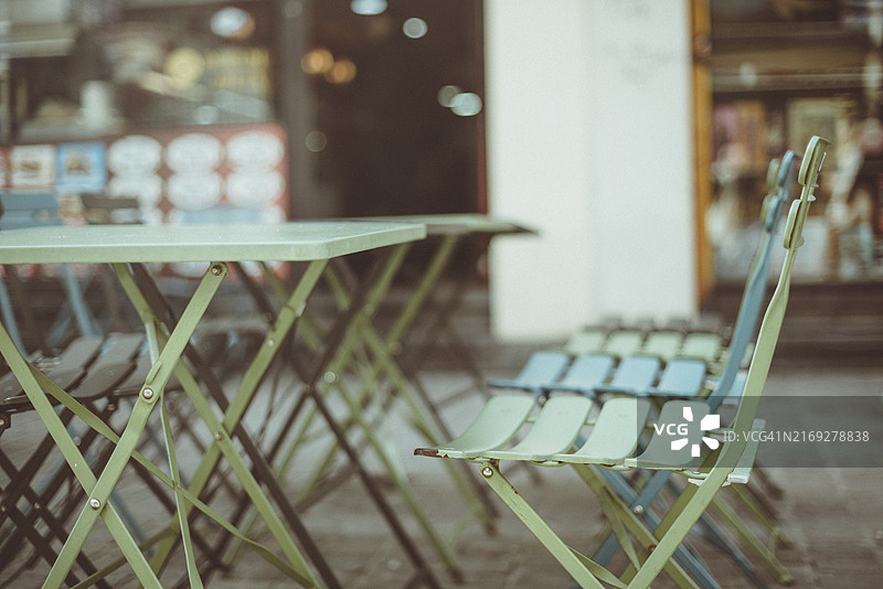 城市街道上的咖啡馆桌椅特写，比利时布鲁塞尔图片素材