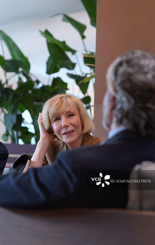 面对面坐着的年长夫妇图片素材