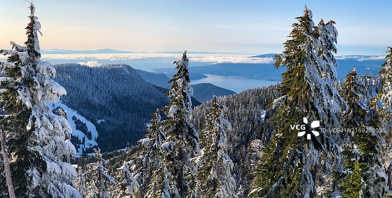 加拿大不列颠哥伦比亚省北温哥华，达姆山和格劳斯山之间的山景图片素材