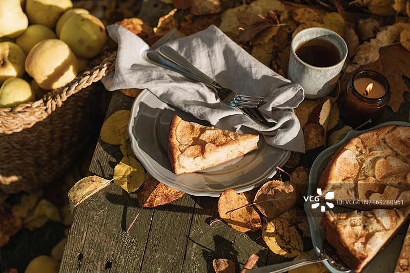苹果派与茶，秋日花园餐桌特写图片素材