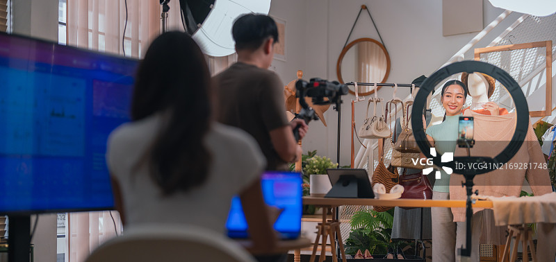 直播带货：网红女主播在线销售服装，电商小企业直播带货场景图片素材