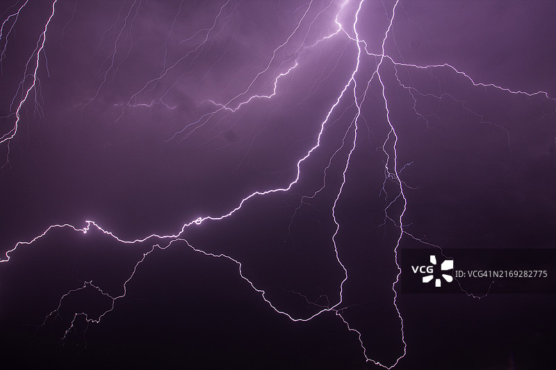 紫色天空中的闪电特写，印度尼西亚图片素材