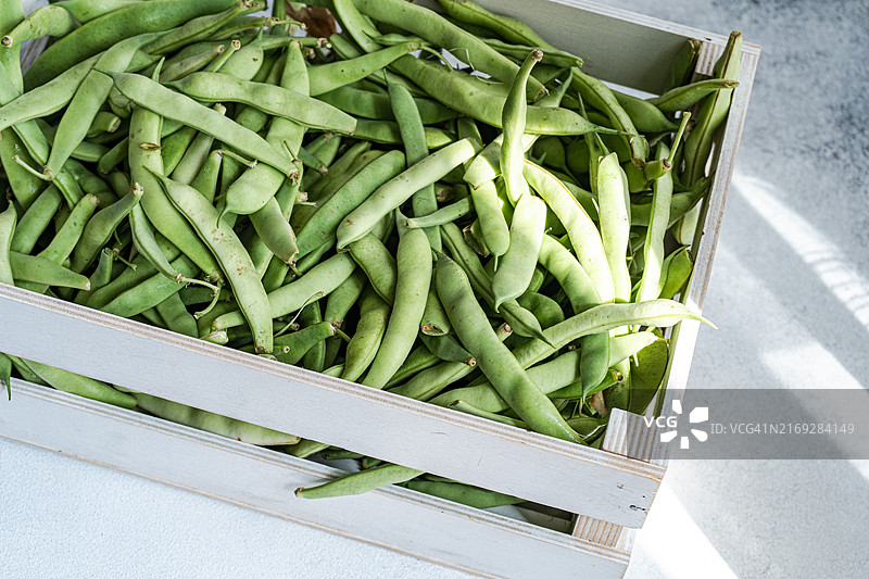木箱中新鲜有机菜豆的俯视图图片素材