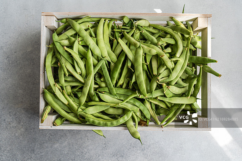 木箱中新鲜有机菜豆的俯视图图片素材