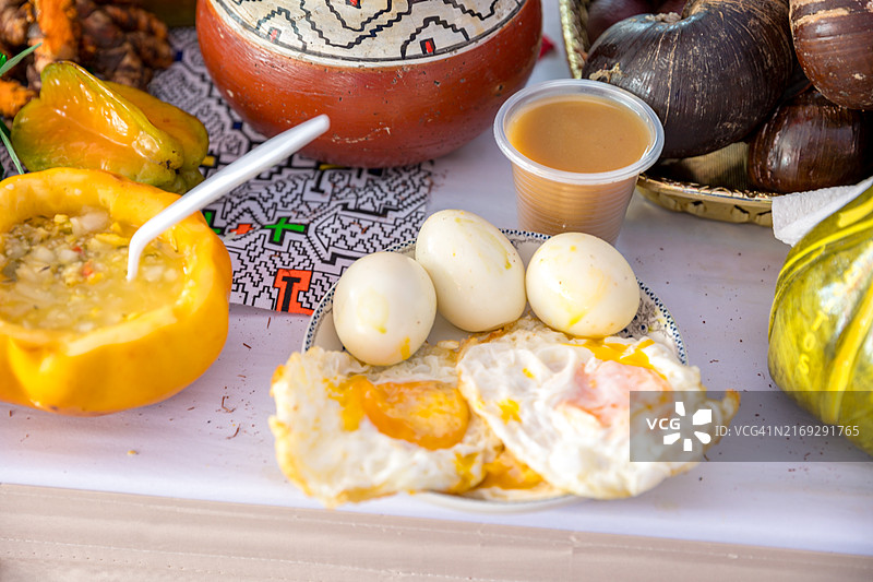 煮炸鸡蛋和其他香料搭配华内菜图片素材