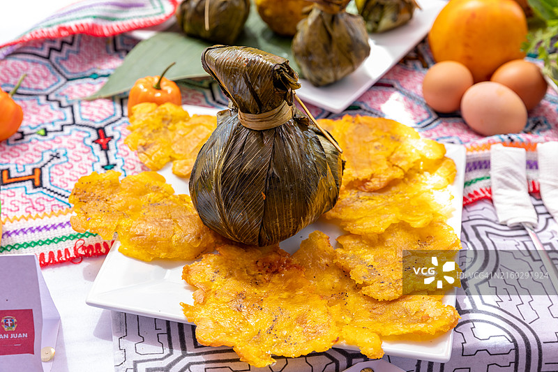 胡安内米饭鸡肉比豪叶卷，秘鲁丛林地区美食图片素材