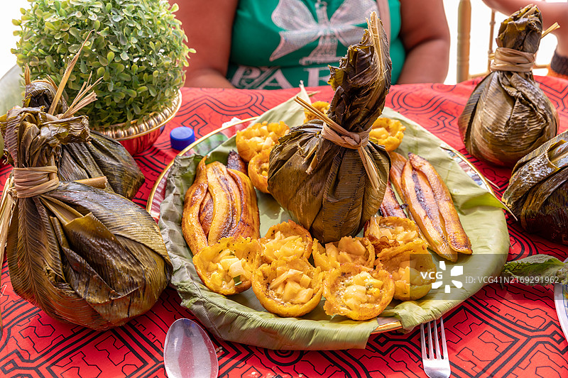 胡安内米饭鸡肉比豪叶卷，秘鲁丛林地区美食图片素材