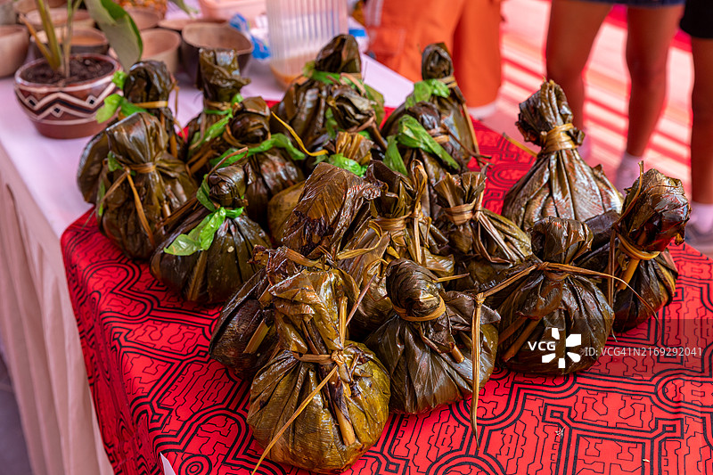 胡安内米饭鸡肉比豪叶卷，秘鲁丛林地区美食图片素材