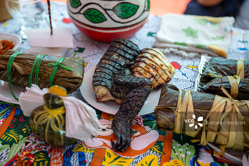 胡安内米饭鸡肉比豪叶卷，秘鲁丛林地区美食图片素材
