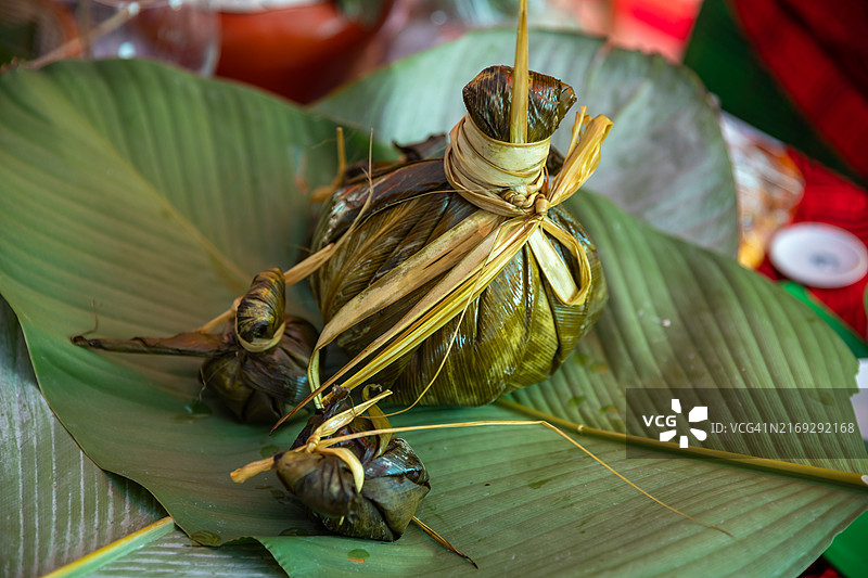 胡安内米饭鸡肉比豪叶卷，秘鲁丛林地区美食图片素材