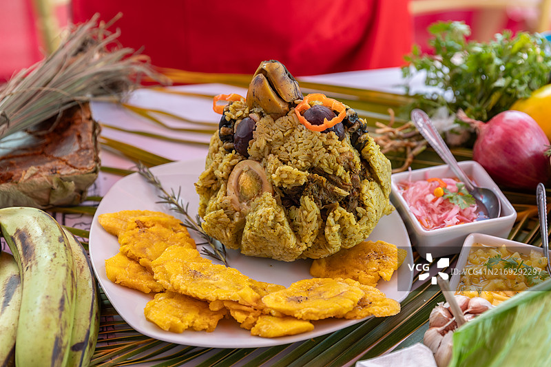 胡安内米饭鸡肉比豪叶卷，秘鲁丛林地区美食图片素材