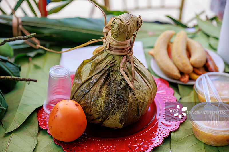 胡安内米饭鸡肉比豪叶卷，秘鲁丛林地区美食图片素材