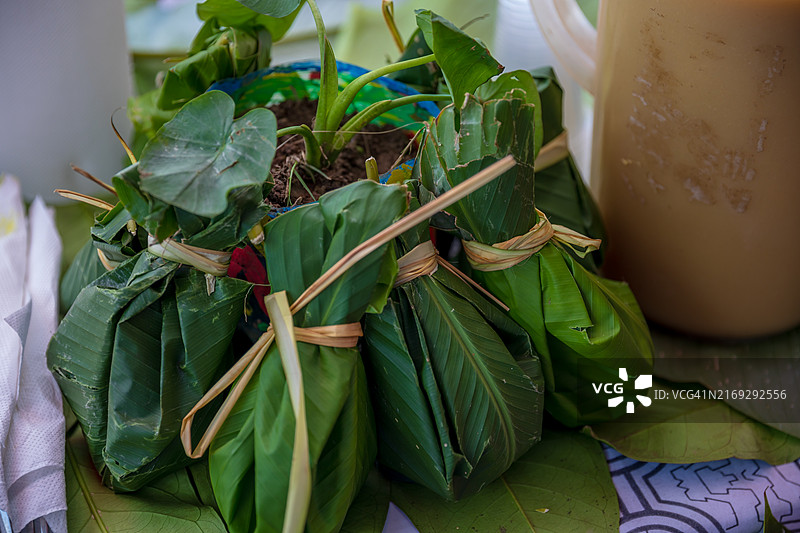 胡安内米饭鸡肉比豪叶卷，秘鲁丛林地区美食图片素材
