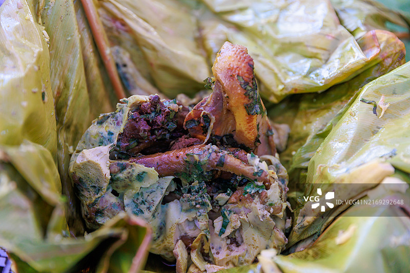 胡安内米饭鸡肉比豪叶卷，秘鲁丛林地区美食图片素材