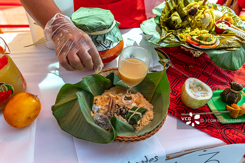 胡安内米饭鸡肉比豪叶卷，秘鲁丛林地区美食图片素材