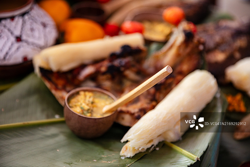 烤蜥蜴配木薯。秘鲁丛林的地区美食。图片素材