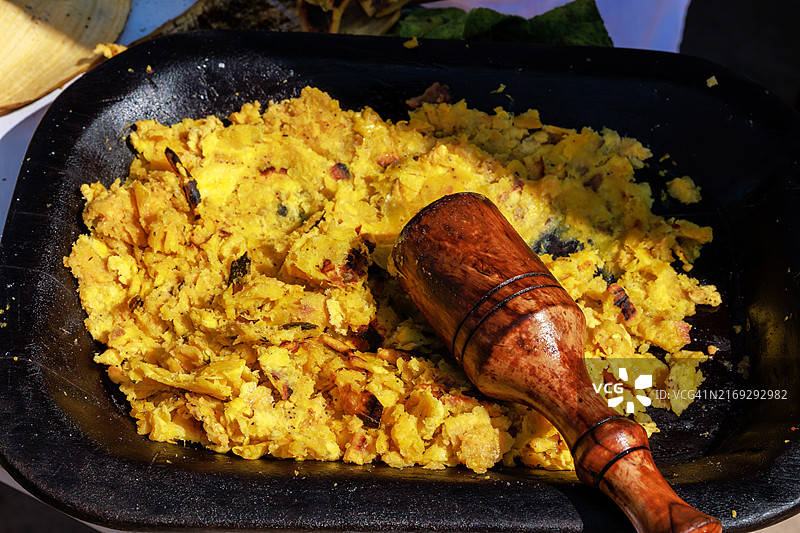 塔卡乔的制备：秘鲁丛林的特色美食图片素材
