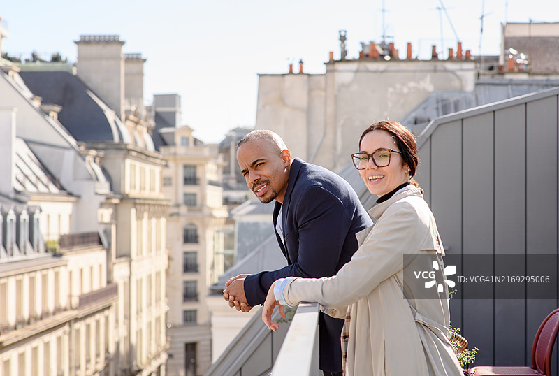 一男一女在巴黎的阳台上聊天图片素材