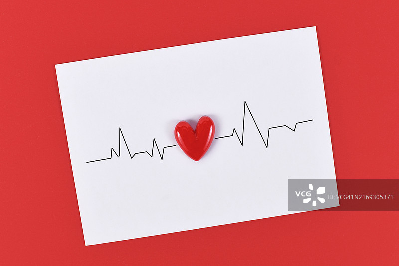 红色背景白色纸张上的爱心与心跳线图片素材