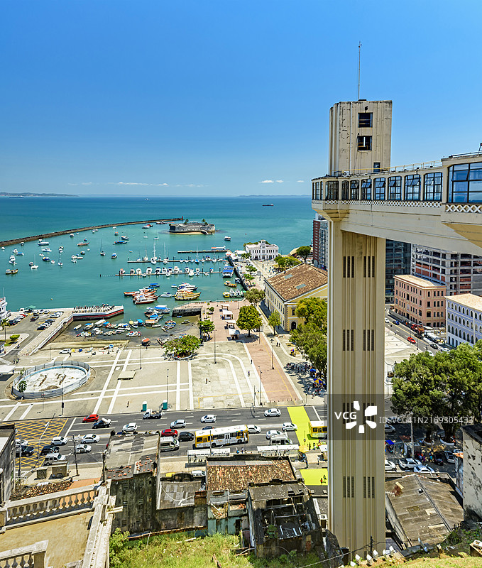 巴西萨尔瓦多诸圣湾全景，船只与拉塞尔达升降机图片素材