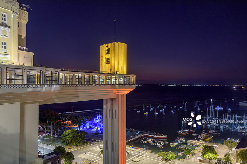 巴西巴伊亚萨尔瓦多市，夜晚灯光照耀下的拉塞尔达电梯 фасады图片素材