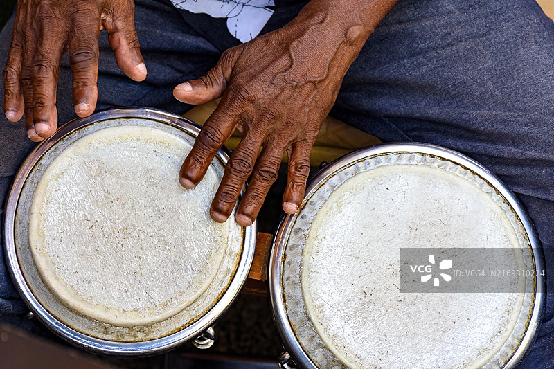 音乐家在巴西巴伊亚州萨尔瓦多佩洛尼奥街头演奏邦戈鼓的手和乐器图片素材