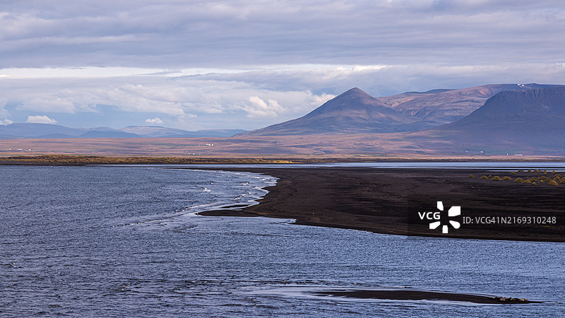 冰岛瓦斯半岛上的黑沙滩，可欣赏山景图片素材