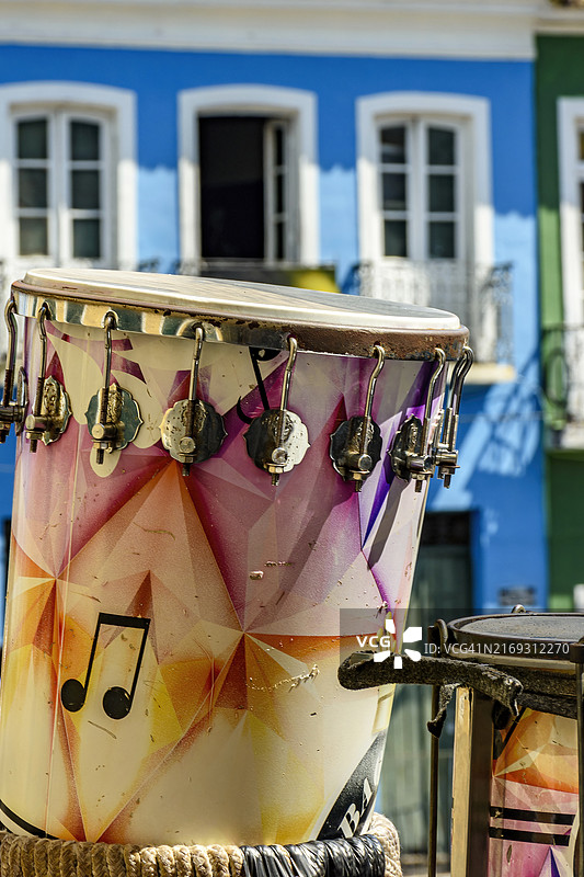 巴西萨尔瓦多历史街区色彩鲜艳的手工鼓图片素材