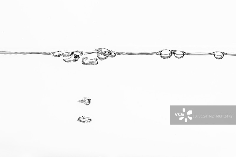 白色背景上的水面波纹和气泡艺术效果图片素材